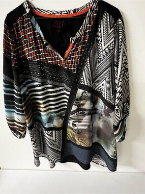 FRENCH BLUE ABSTRACT PATTERNED V-NECK BLOUSE W/MULTICOLORED PANELS. SIZE PXL